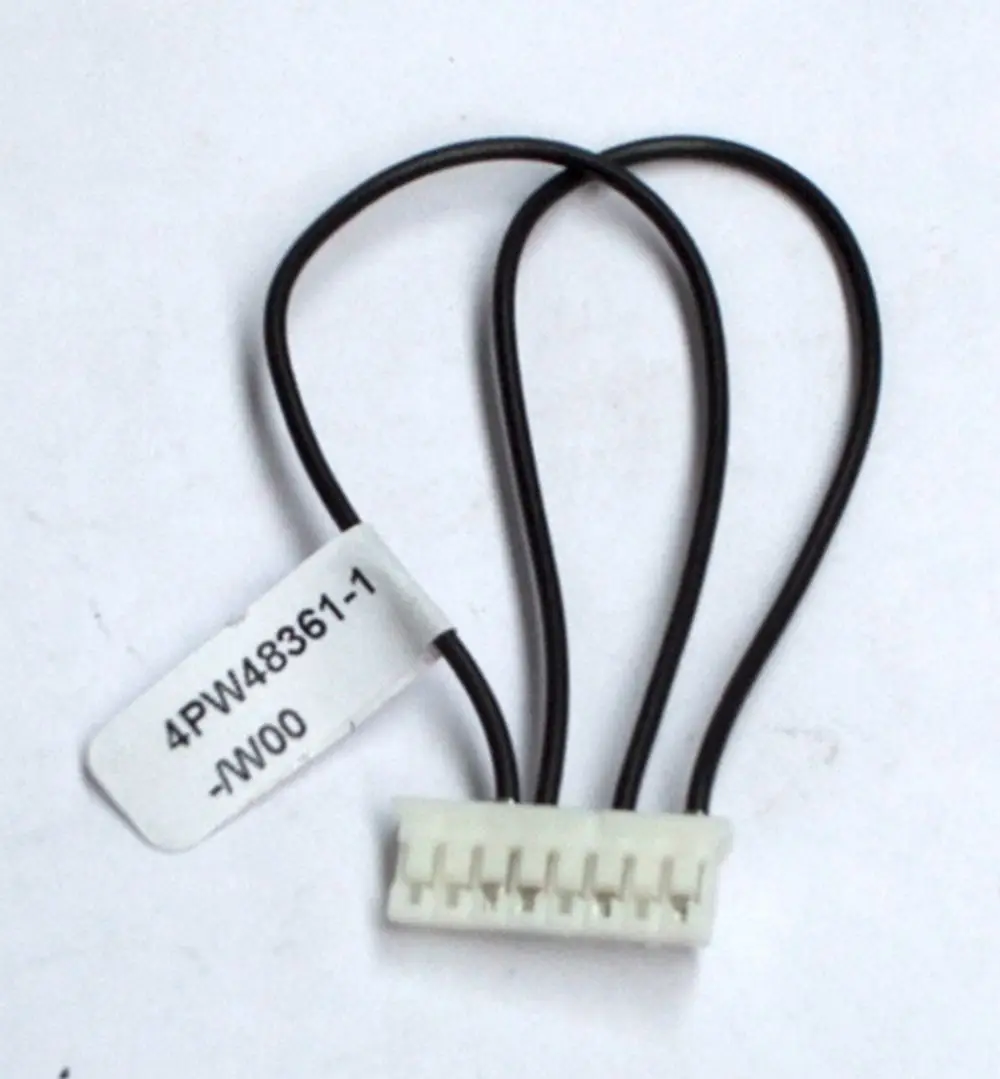 DAIKIN SW Programmierkabel mit einem weißen Stecker und zwei schwarzen Drähten. Kabel zur Verbindung von Außengeräten für DAIKIN Altherma Systeme.